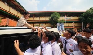 Prabowo Disambut Sorak Gembira Para Siswa, Tinjau MBG di SMPN 111 Jakarta Barat